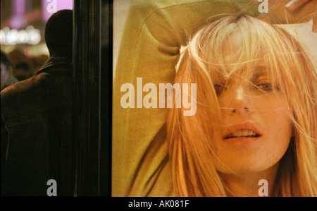 Abri Bus avec à l'affiche de la nuit Banque D'Images