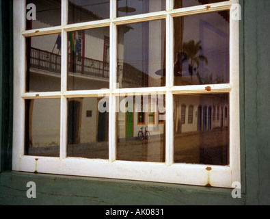 Reflet de perceptions bâtiments coloniaux colorés & paysage de Paraty Rio de Janeiro Brésil Brasil Amérique Latine du Sud Banque D'Images