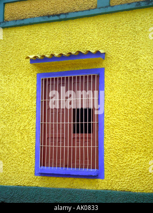 L'architecture coloniale colorée & fenêtre héritage de les conquistadores espagnols Antigua Guatemala l'Amérique latine Banque D'Images