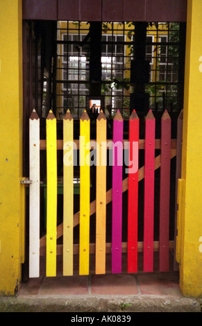 Entrée colorée boutique artisanat avec miroir reflet de l'auteur Paraty Rio de Janeiro Brésil Brasil Amérique Latine du Sud Banque D'Images