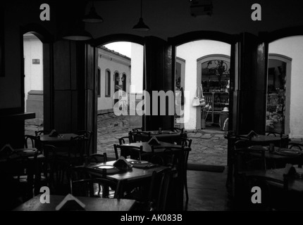 Voir les bâtiments coloniaux caractéristique du paysage et de l'intérieur cafétéria Paraty Rio de Janeiro Brésil Brasil Amérique Latine du Sud Banque D'Images