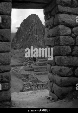 Vue de la Cité perdue des Incas & Huayana Picchu par porte de pierre Machu Picchu Cuzco Cusco Pérou Amérique Latine du Sud Banque D'Images