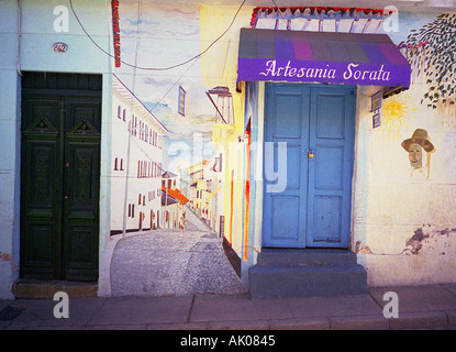 Entrée colorée de boutique d'artisanat artistique et entouré de peintures murales élaborées Antigua Guatemala l'Amérique latine Banque D'Images