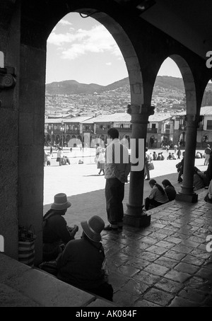 Vue panoramique sur la Plaza de Armas, d'événements historiques des arches en pierre ajouté par espagnols Cusco Pérou Amérique Latine du Sud Banque D'Images