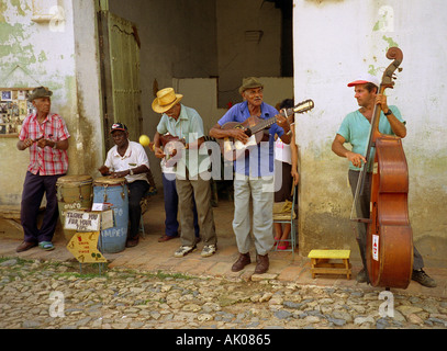 Groupe d'hommes séniles joueurs de guitare congas & contrebasse ensemble passionnément outdoor Trinidad Cuba l'Amérique latine Banque D'Images