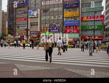 Zebra crossing Busy Man woman walk shopping centre banlieue signe coloré feu Ginza Tokyo Japon Asie de l'Est Banque D'Images