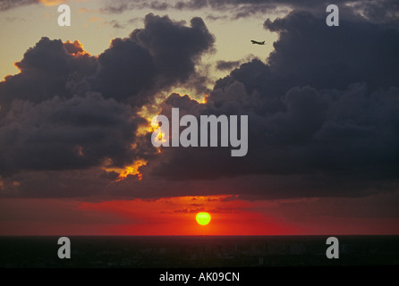Un Boeing 737 chefs pour les Caraïbes après avoir décollé au cours d'une tempête d'été de l'Aéroport International de Miami Banque D'Images