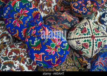 Une collection de chapeaux folk brodé ouzbek à un bazar à Boukhara, Ouzbékistan Banque D'Images