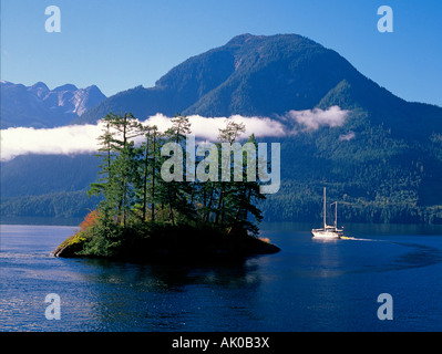 Un petit bateau de croisière permet de naviguer dans les baies et les lignes droites de l'Inside Passage c'est Princess Louisa Inlet Banque D'Images