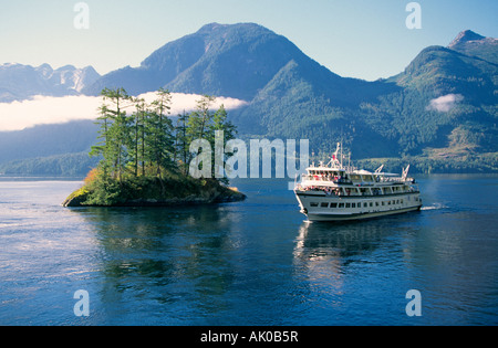 Un petit bateau de croisière permet de naviguer dans les baies et les lignes droites de l'Inside Passage c'est Princess Louisa Inlet le long de la côte Banque D'Images