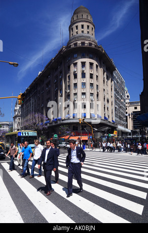 L'avenue "Diagonal Norte" avec des personnes qui traversent, Buenos Aires, Argentine Banque D'Images