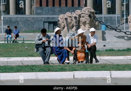 Les gens assis sur un banc Banque D'Images