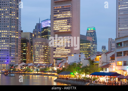 Crépuscule vue de bâtiments anciens restaurés sur Boat Quay le long de la rivière Singapour soutenu par tours de bureaux à Raffles Place Singapore Banque D'Images