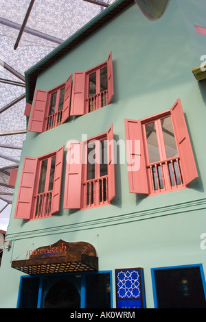 Volets colorés sur les bâtiments chinois traditionnel restauré sur Clarence Quay Singapore Banque D'Images