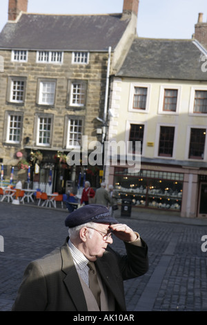 Angleterre Royaume-Uni Royaume-Uni,Grande-Bretagne Anglais britannique,Northumberland,Alnwick,Market place,l'homme protège les yeux, le soleil, les visiteurs voyage tournée touris Banque D'Images