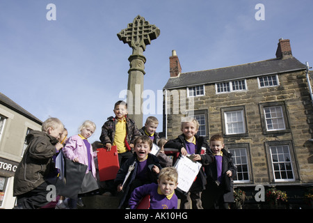 Royaume-Uni Angleterre Northumberland,Alnwick,Market place,Market Cross,Etudiants terrain,classe,voyage,UK071011039 Banque D'Images