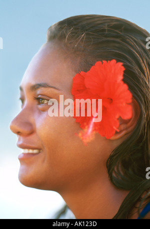 Le tahitien femme fleur rouge dans les cheveux Banque D'Images