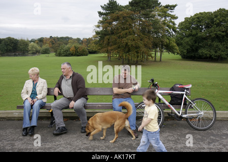 Angleterre Royaume-Uni Royaume-Uni, Grande-Bretagne Anglais britannique, Yorkshire du Nord, Marton, Stewart Park, garçon garçons lad lads mâle enfant enfants enfants enfants, chien chiens, pe Banque D'Images