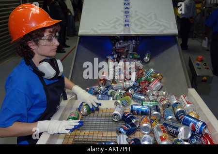 Sortes de travailleurs à une usine de recyclage de canettes Banque D'Images