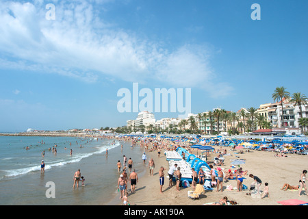 La principale plage de Sitges, près de Barcelone, Costa Dorada (Costa Daurada), Catalogne, Espagne Banque D'Images