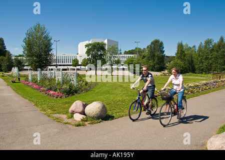 Les cyclistes passent Finlandia Hall Helsinki Finlande conçu par Alvar Aalto Banque D'Images