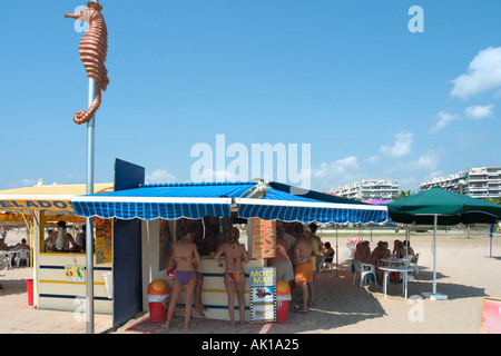 Beach bar sur la plage principale, Salou, Costa Dorada (Costa Daurada), Catalogne, Espagne Banque D'Images