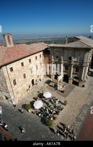 Vue aérienne de la Piazza della Cisterna San Gimignano et la campagne toscane environnante de l'hôtel de ville bâtiment Italie Banque D'Images