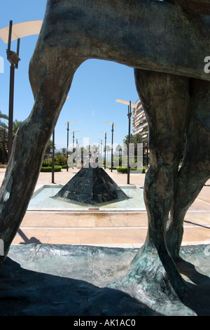 Sculptures sur l'Avenida Puerta del Mar, Marbella, Costa del Sol, Andalousie, Espagne Banque D'Images