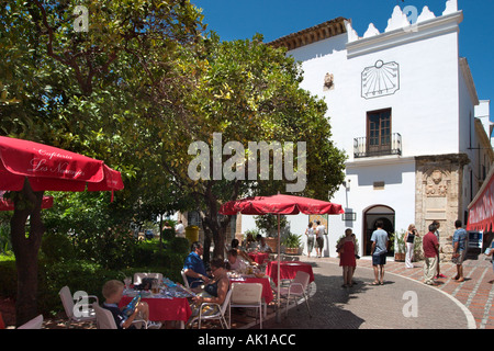 Cafe de la chaussée sur la Plaza de los Naranjos, Casco Antiguo (Vieille Ville), Marbella, Costa del Sol, Andalousie, Espagne Banque D'Images
