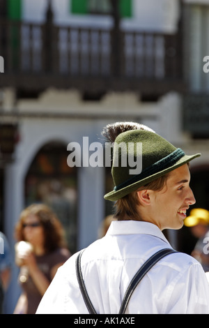 Jeune homme habillé en costume traditionnel bavarois Banque D'Images