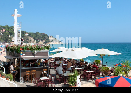 Café en bord de mer sur la plage principale, Lloret de Mar, Costa Brava, Catalogne, Espagne Banque D'Images