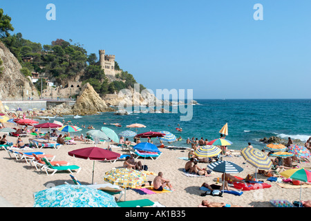 Plage principale avec le château en arrière-plan, Lloret de Mar, Costa Brava, Catalogne, Espagne Banque D'Images