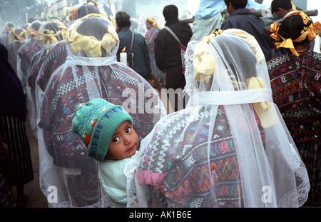 San Martin Festival jour Saints Saint Martin San Martin Chimaltenango Woman holding cierge allumé en procession Banque D'Images