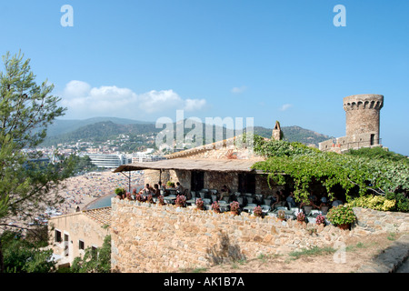 Vue du château avec une terrasse de restaurant à l'avant-plan, Tossa de Mar, Costa Brava, Catalogne, Espagne Banque D'Images