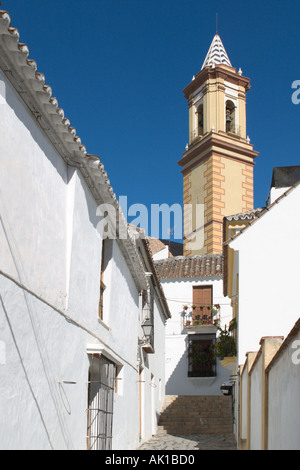 Rue et église dans la vieille ville, Estepona, Costa del Sol, Andalousie, Espagne Banque D'Images