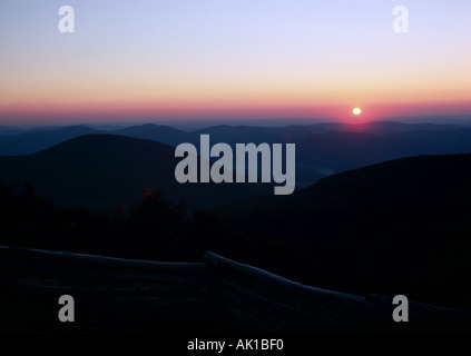 Le Wintergreen va oublier le lever du soleil avec des Blue Ridge Mountains Banque D'Images