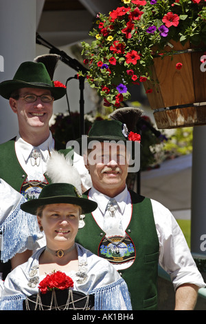 Hommes et une femme habillés en costume traditionnel bavarois, Leavenworth Washington USA Banque D'Images