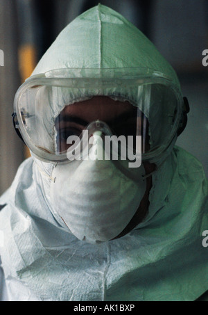 L'industrie, de la fabrication, de la production de peinture, l'homme dans des vêtements de protection. Banque D'Images