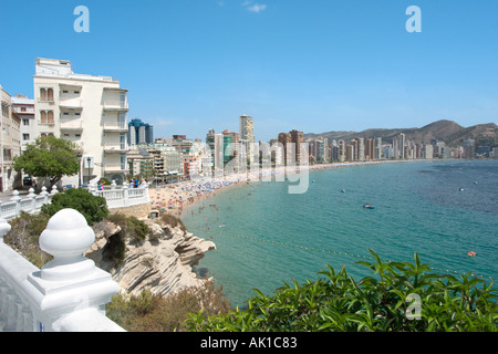 Playa de Levante à partir de la Plaza del Castell, Vieille Ville, Benidorm, Costa Blanca, Espagne SpainBlanca Banque D'Images