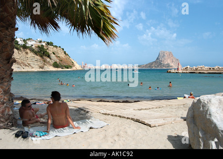 Petite plage à Calpe en regardant vers le Peñon de Ifach, Costa Blanca, Espagne Banque D'Images