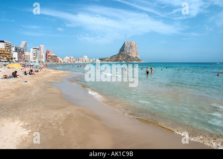 La principale plage de Calpe en regardant vers le Peñon de Ifach, Costa Blanca, Espagne Banque D'Images