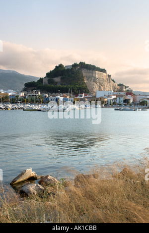 Port et Château en fin d'après-midi, Denia, Costa Blanca, Espagne Banque D'Images