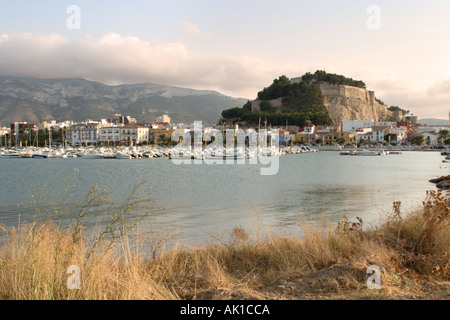 Port et Château en fin d'après-midi, Denia, Costa Blanca, Espagne Banque D'Images