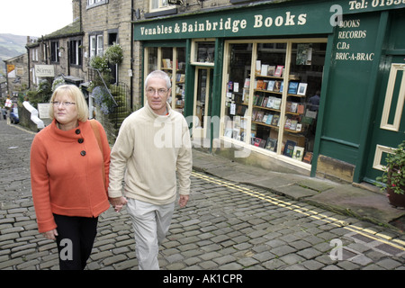 Angleterre Royaume-Uni Royaume-Uni,Grande-Bretagne Anglais britannique,Yorkshire du Nord,Haworth,main Street,pavé,pavé,adultes homme hommes,femme femmes Banque D'Images