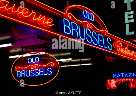 Tables en plein air à l'extérieur restaurant de poissons dans la Rue des Bouchers Grand Place Grand Place Bruxelles Belgian Banque D'Images