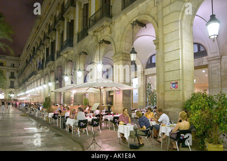 Restaurant sur la Plaça Reial la nuit, Barri Gòtic, Barcelone, Catalogne, Espagne Banque D'Images