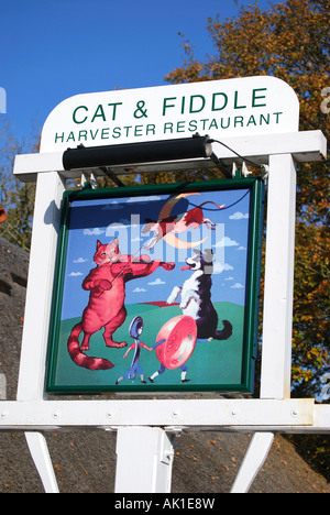 Le 'Cat and Fiddle' enseigne de pub, Hinton Hinton, Amiral, Hampshire, Angleterre, Royaume-Uni Banque D'Images