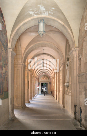 La Cour ronde cloîtres de la Basilique, monastère de Montserrat, Catalunya, Espagne Banque D'Images