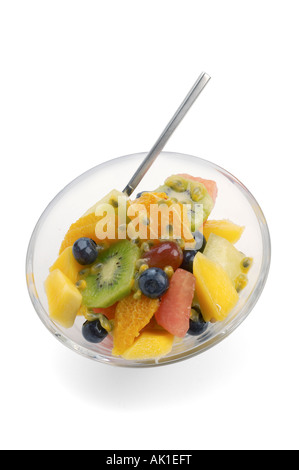 Salade de fruit de la passion mangue melon orange de bleuets et de raisins dans un bol en verre Banque D'Images