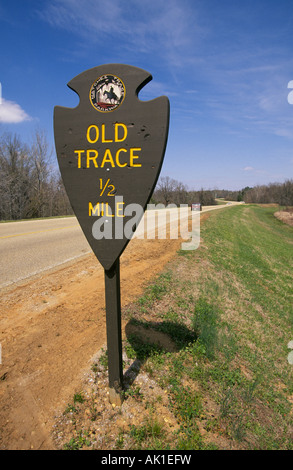 Un signe du National Park Service le long de la Natchez Trace Parkway au Mississippi dirige les automobilistes à une section de l'encore visible Banque D'Images